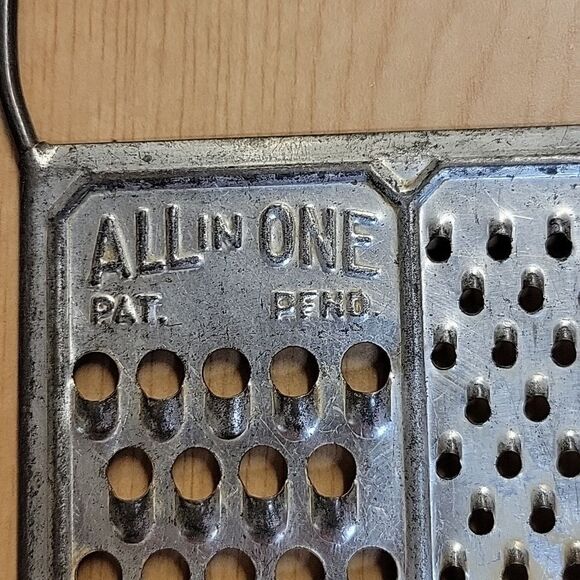 3 Vintage Metal Graters - Picture 7 of 9